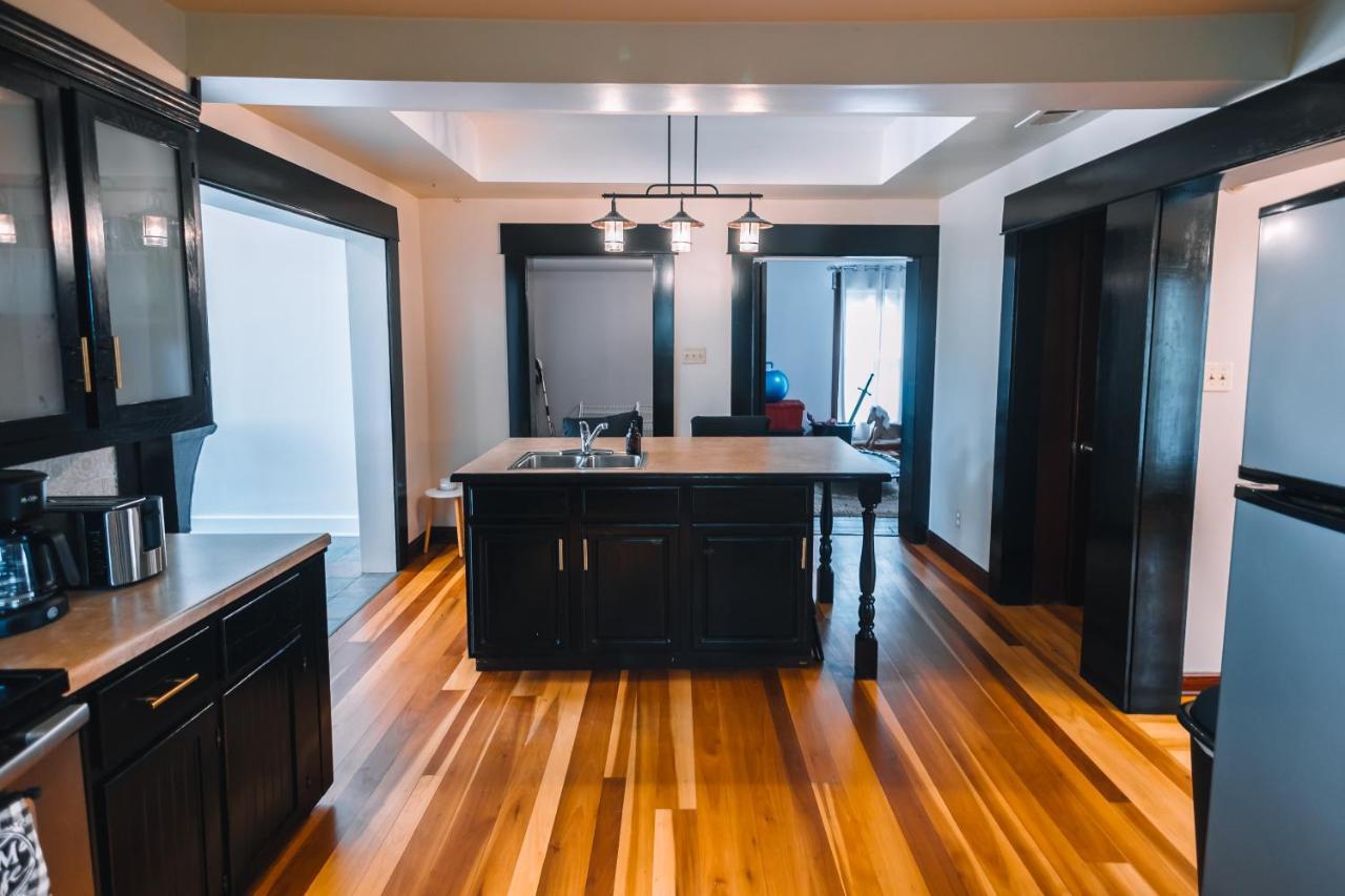 Downtown Escape Great For Large Families & Groups Βίλα Sugarcreek Εξωτερικό φωτογραφία