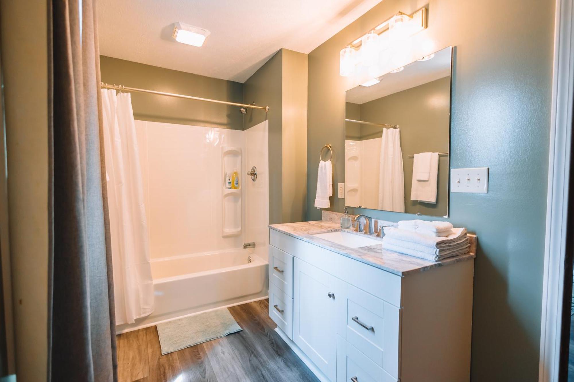 Downtown Escape Great For Large Families & Groups Βίλα Sugarcreek Εξωτερικό φωτογραφία